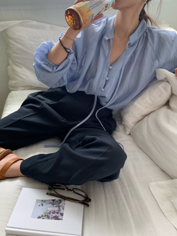 ボタンストラップVネックパフスリーブラグランルーズ長袖ギャザー無地ブラウス | 詳細画像11