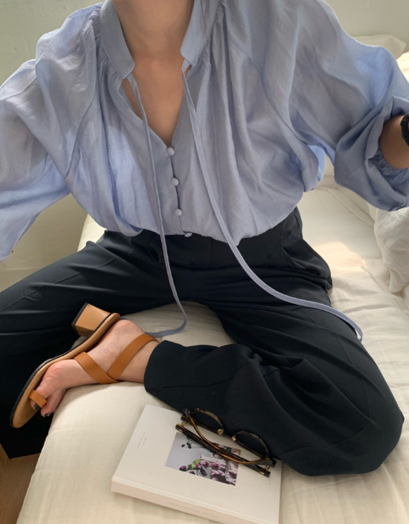 ボタンストラップVネックパフスリーブラグランルーズ長袖ギャザー無地ブラウス | 詳細画像13