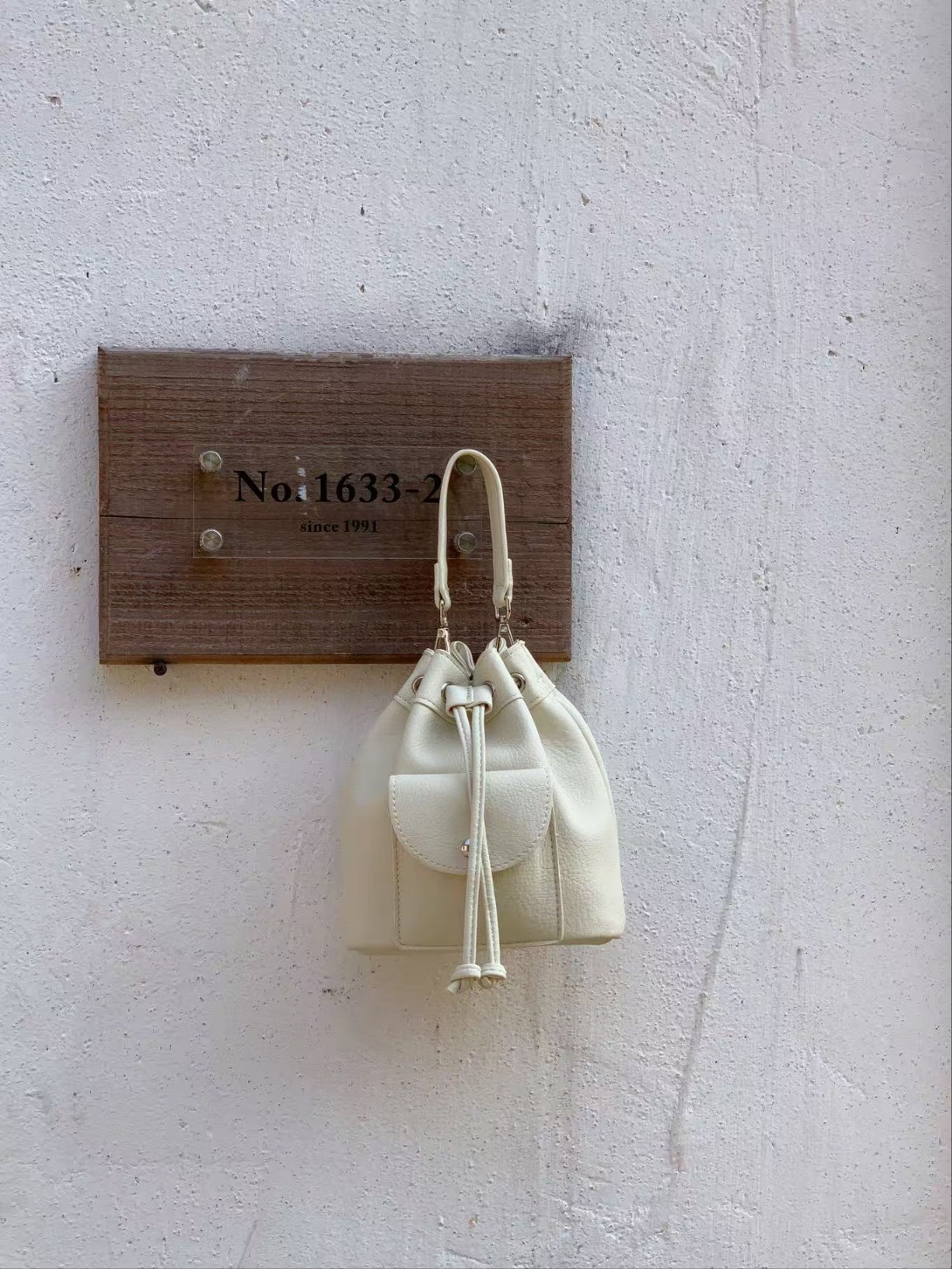 レザー調ボタンポケットドローコードノット無地ショルダーバッグストラップ付 | 詳細画像14