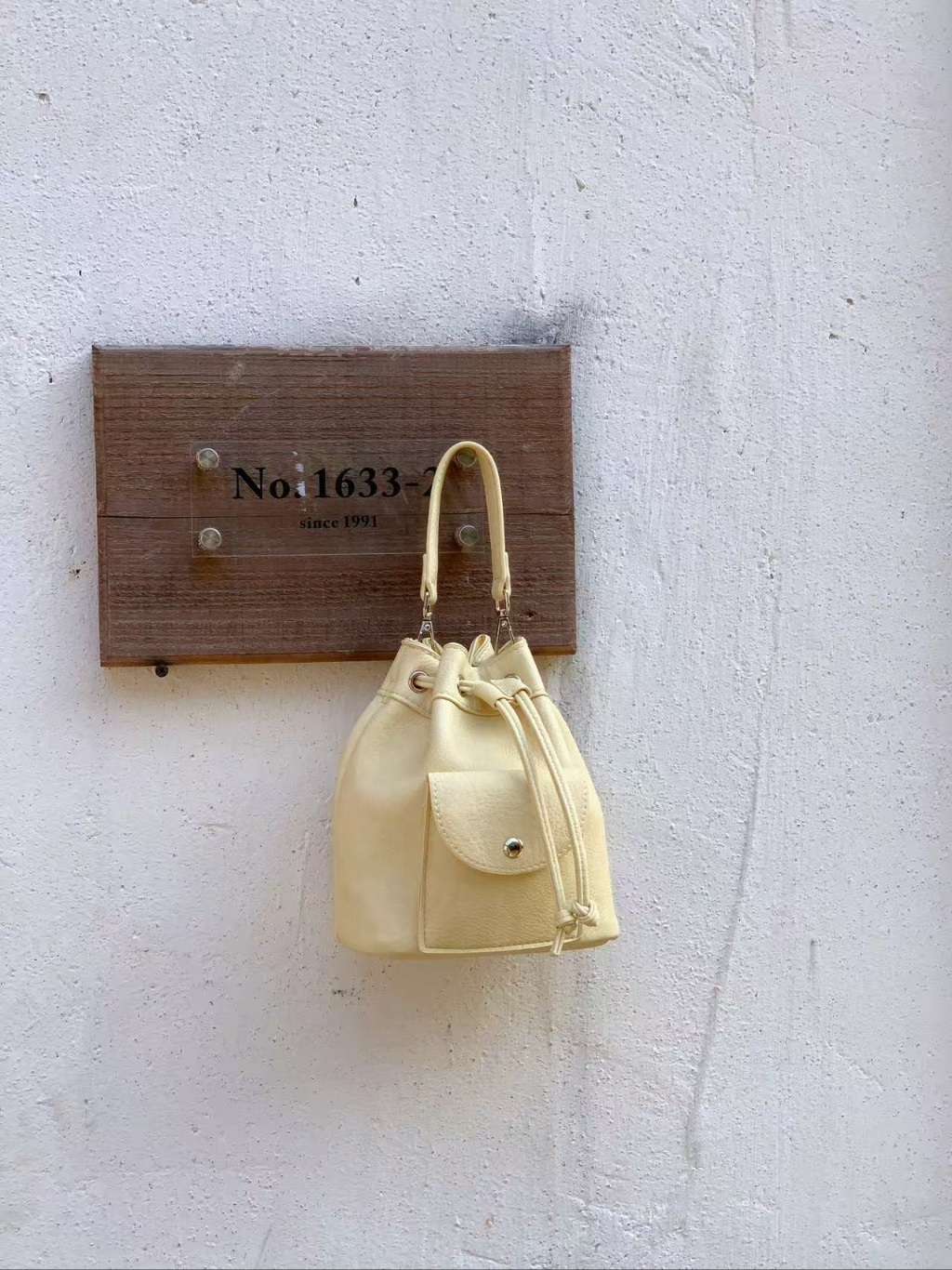 レザー調ボタンポケットドローコードノット無地ショルダーバッグストラップ付 | 詳細画像16