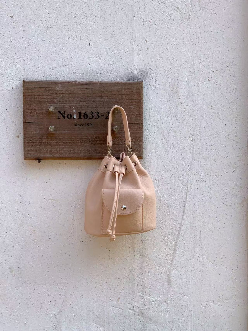 レザー調ボタンポケットドローコードノット無地ショルダーバッグストラップ付 | 詳細画像17