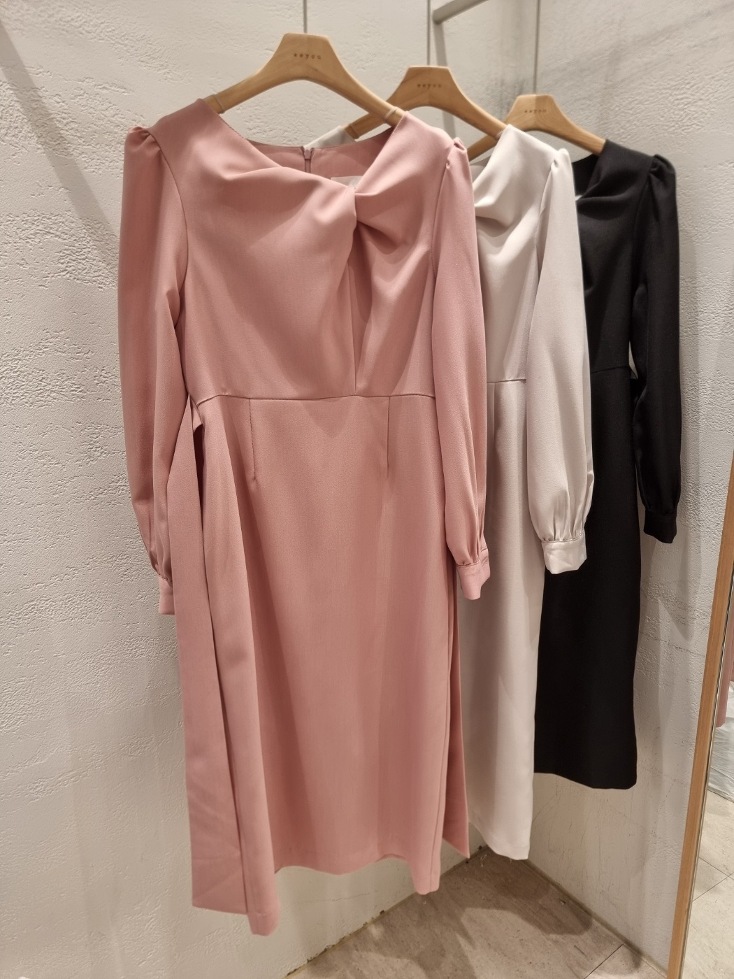 スリットラインパフスリーブツイスト長袖ギャザーボタンスリーブバックストラップHライン(ロング丈)無地ワンピース | 詳細画像17