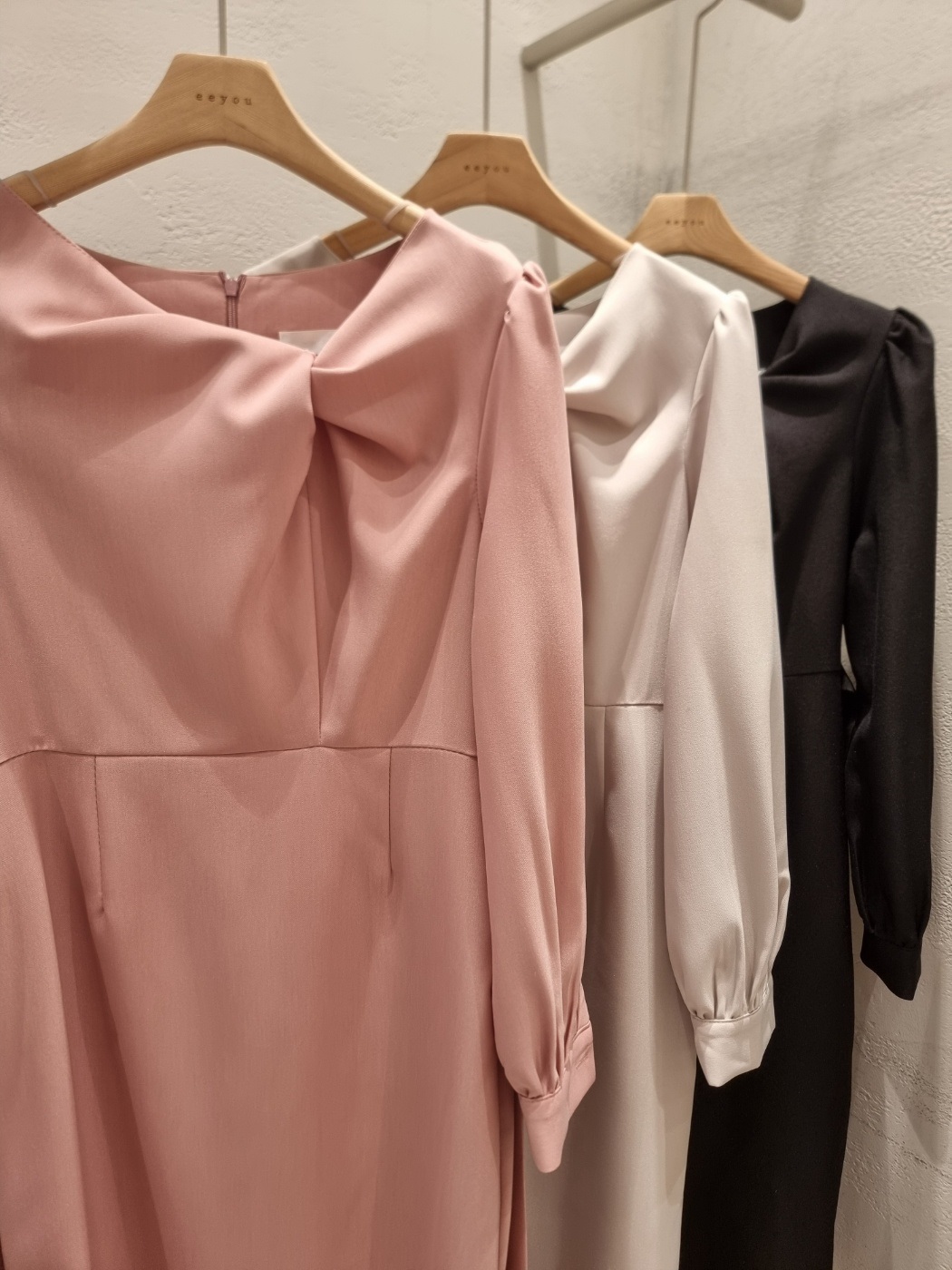 スリットラインパフスリーブツイスト長袖ギャザーボタンスリーブバックストラップHライン(ロング丈)無地ワンピース | 詳細画像18