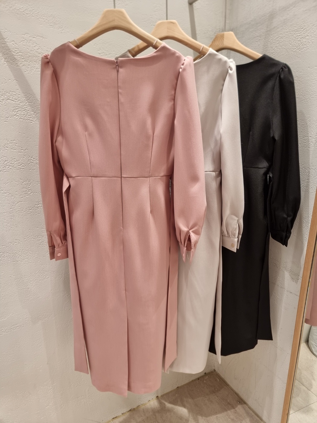 スリットラインパフスリーブツイスト長袖ギャザーボタンスリーブバックストラップHライン(ロング丈)無地ワンピース | 詳細画像19