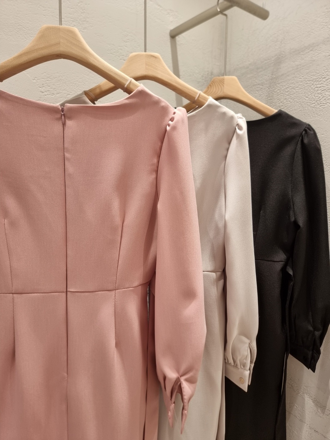 スリットラインパフスリーブツイスト長袖ギャザーボタンスリーブバックストラップHライン(ロング丈)無地ワンピース | 詳細画像20