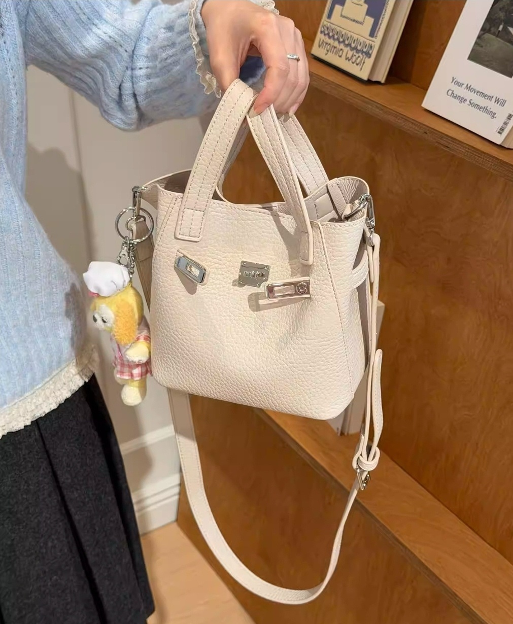 レザー調ショルダーバッグ | 詳細画像3