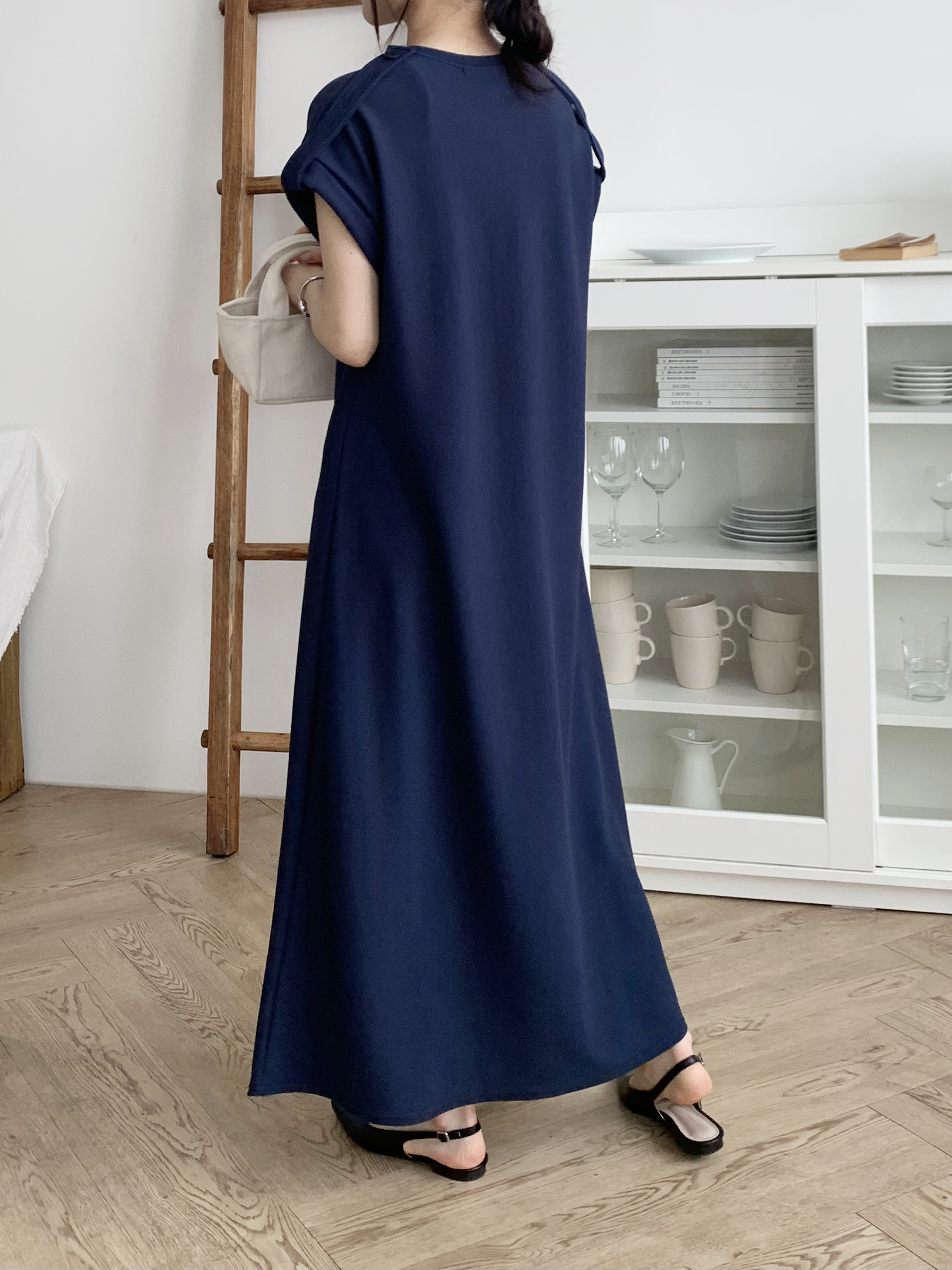 ラウンドネックマキシロングルーズ半袖フレアボタンスリーブ無地ワンピース | 詳細画像7