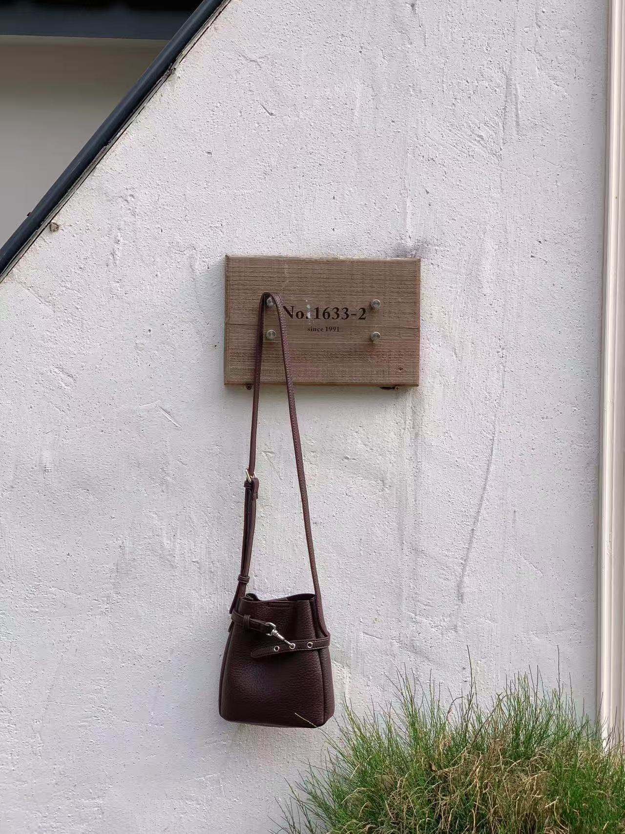 レザー調ベルトアイレットマグネットボタン無地ショルダーバッグ | 詳細画像14