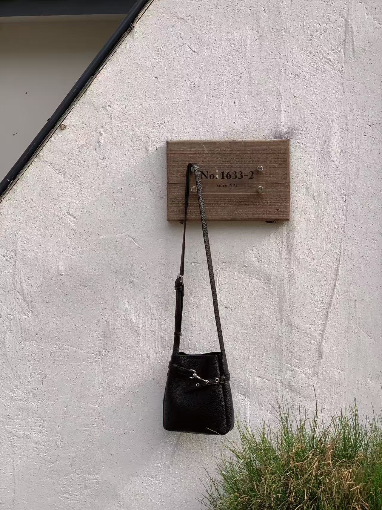 レザー調ベルトアイレットマグネットボタン無地ショルダーバッグ | 詳細画像16