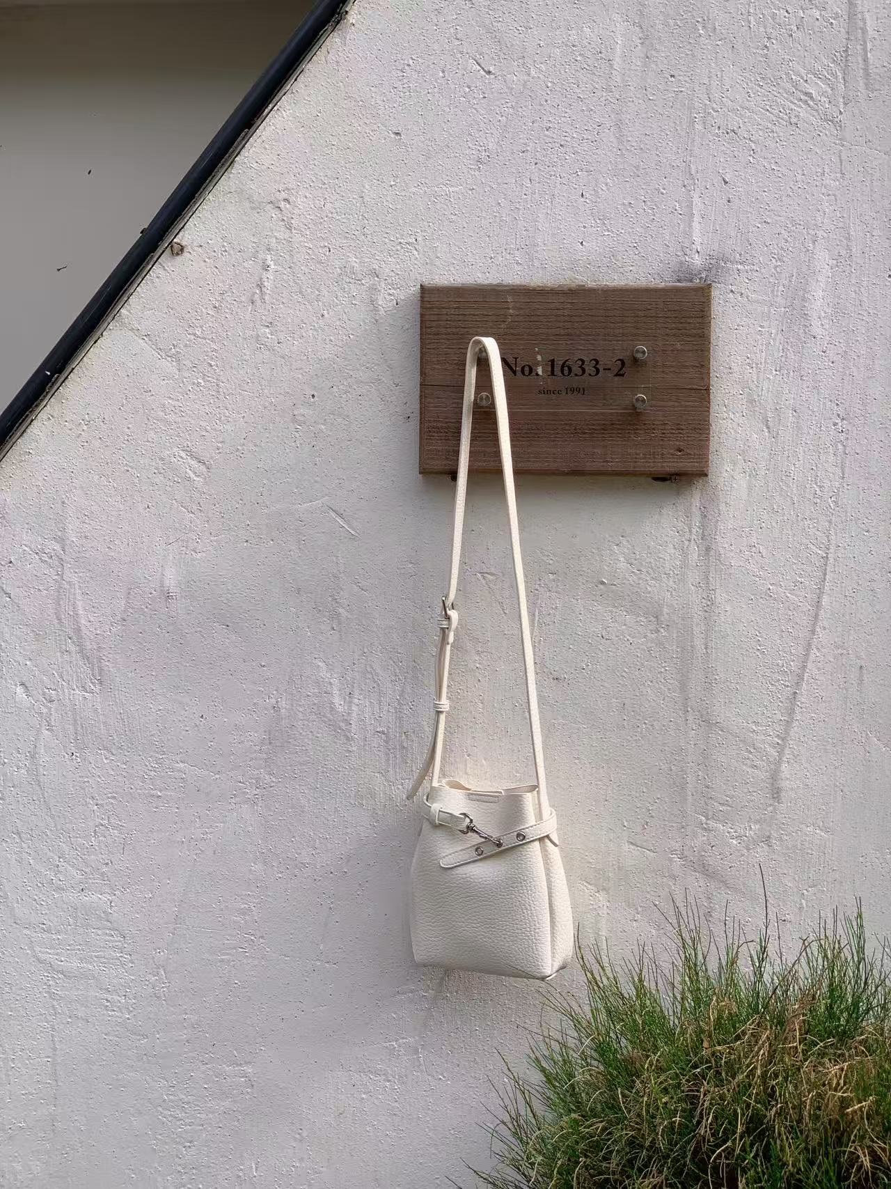 レザー調ベルトアイレットマグネットボタン無地ショルダーバッグ | 詳細画像17