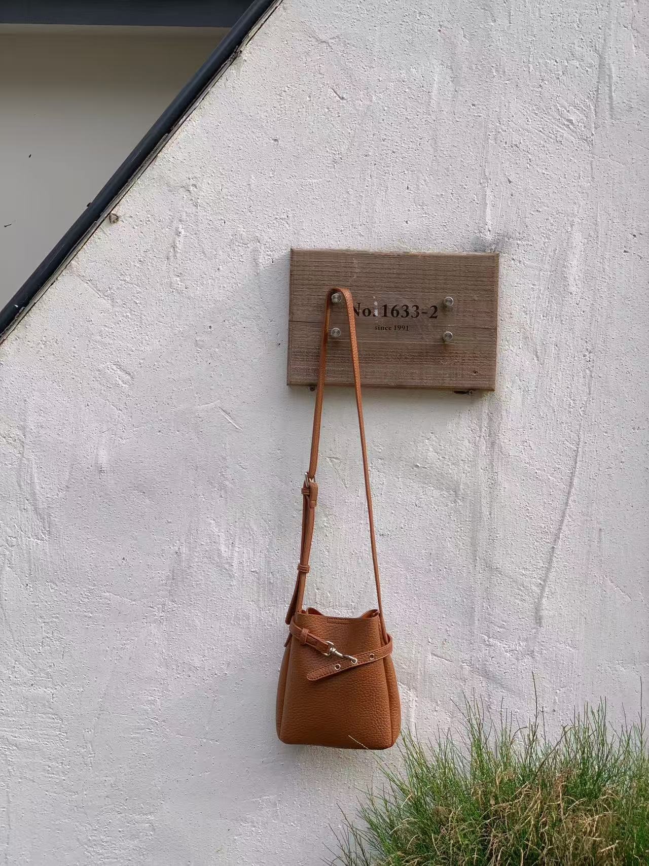 レザー調ベルトアイレットマグネットボタン無地ショルダーバッグ | 詳細画像18