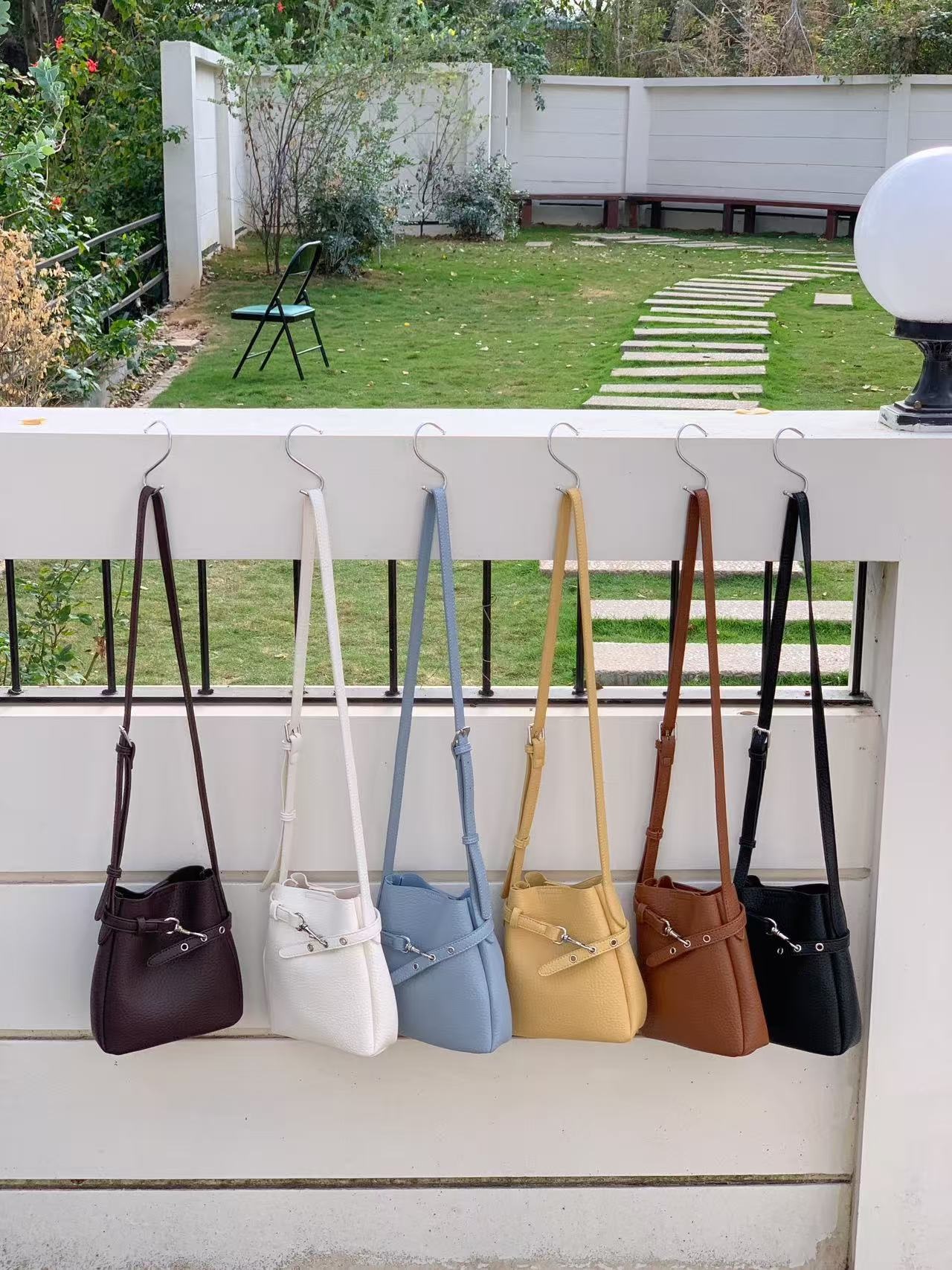 レザー調ベルトアイレットマグネットボタン無地ショルダーバッグ | 詳細画像2