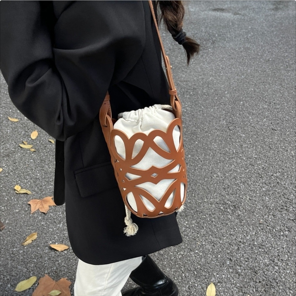 レザー調ボタンドローストリングバケットバッグ | 詳細画像4