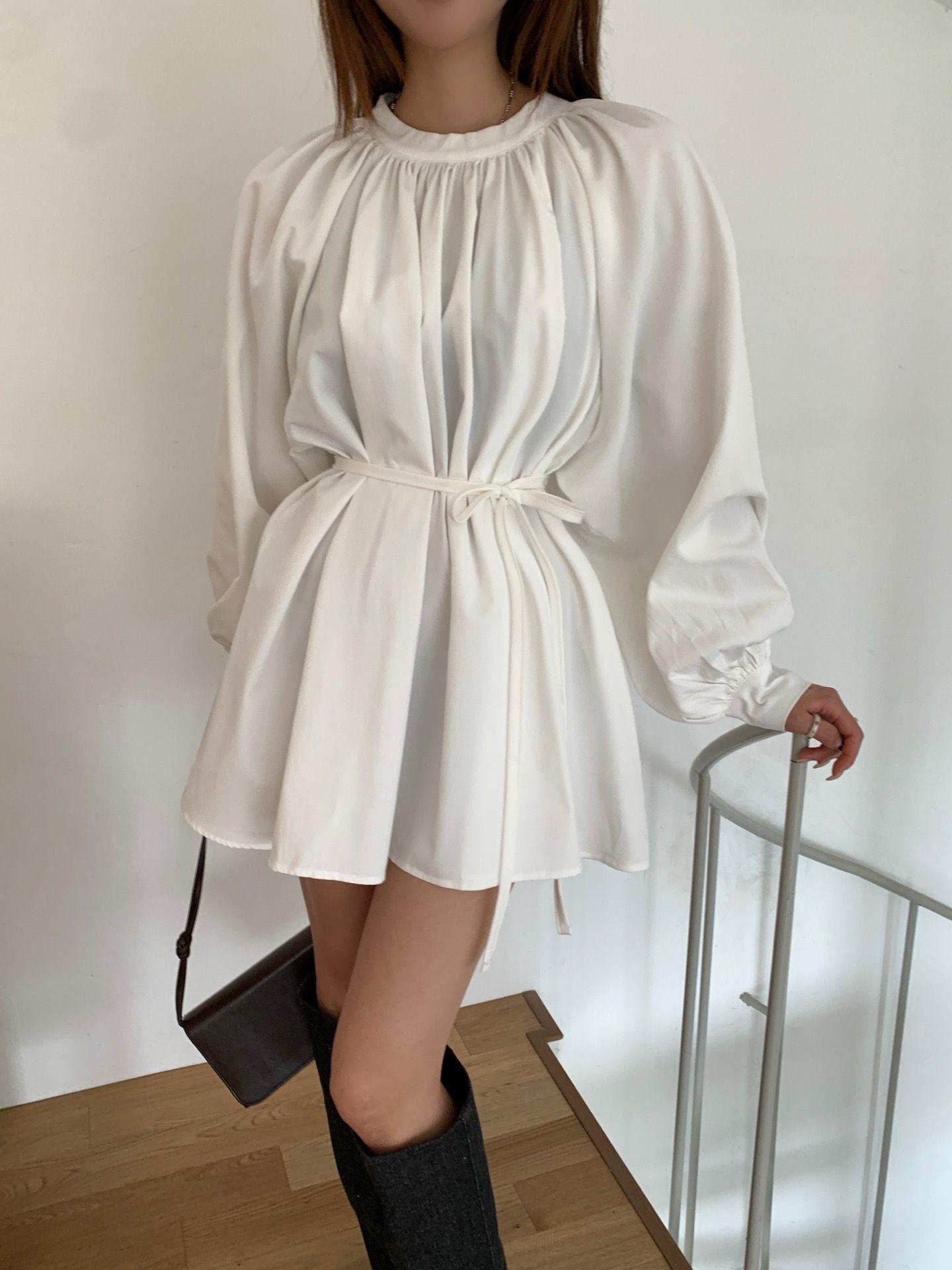 ハーフネックラグランオーバーサイズルーズ長袖ギャザーフレアボタンスリーブハーフ無地ブラウスストラップ付 | 詳細画像5