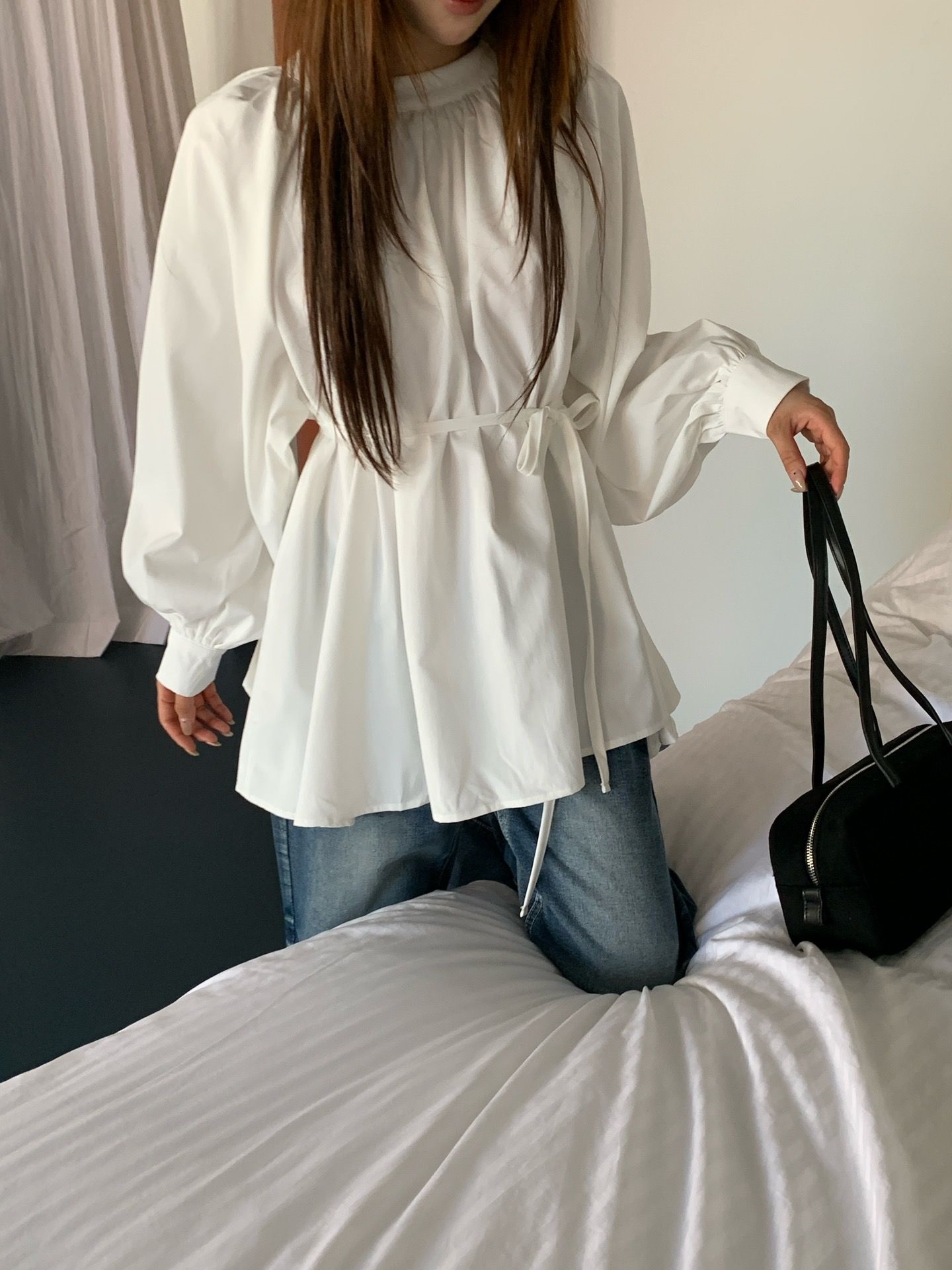 ハーフネックラグランオーバーサイズルーズ長袖ギャザーフレアボタンスリーブハーフ無地ブラウスストラップ付 | 詳細画像8