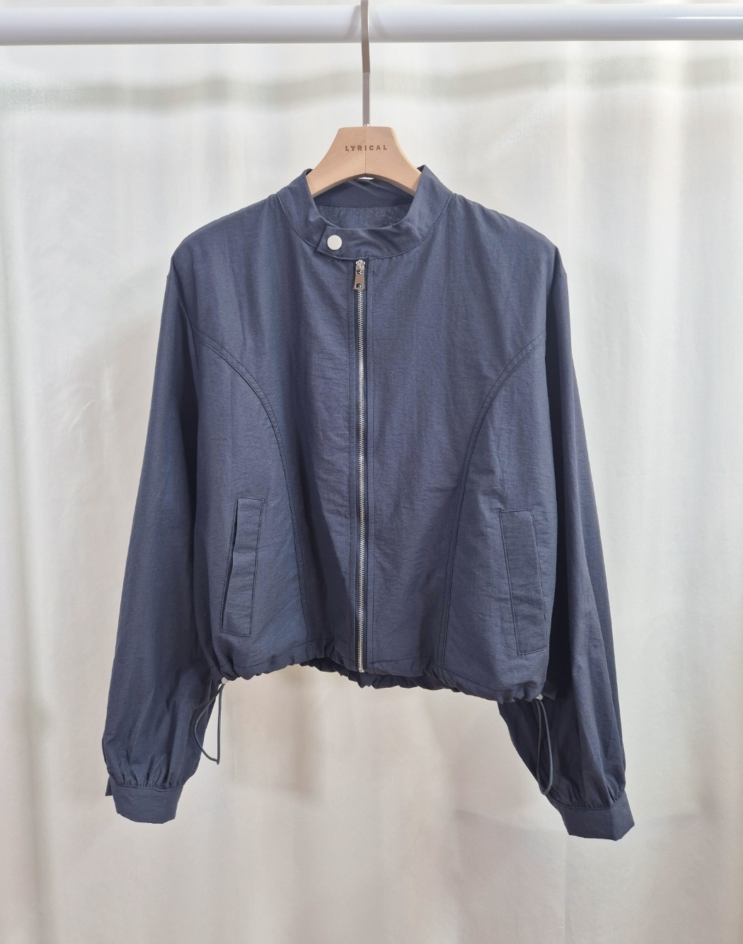 ジップアップドローストリングノーカラージャンパー | 詳細画像11