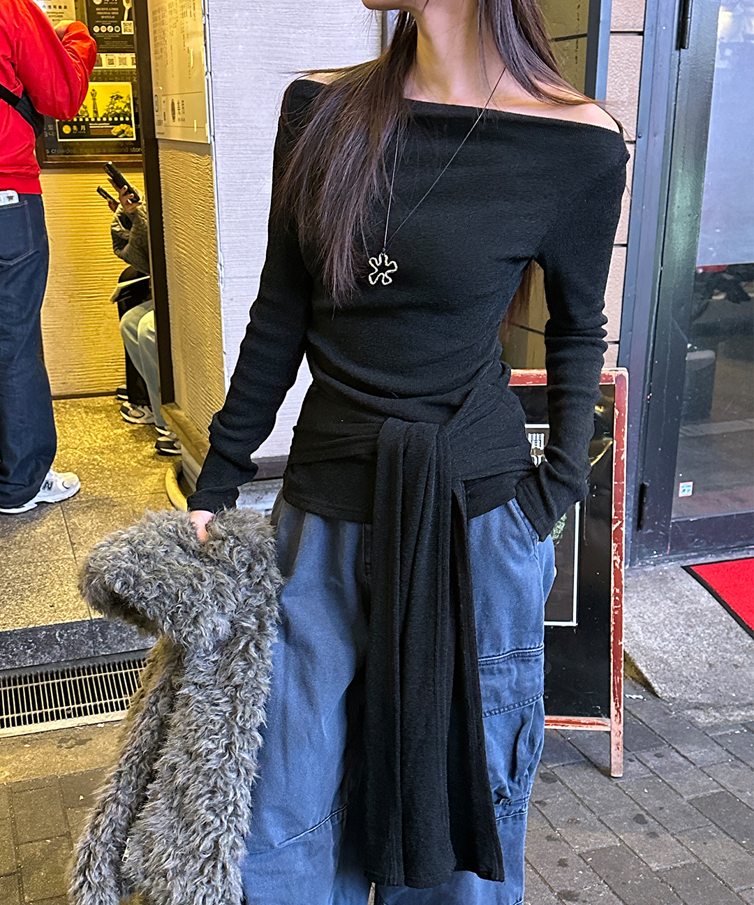オフショルダーストラップ長袖Tシャツ | レディースファッション通販