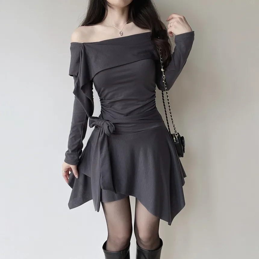 アンバランスシャーリング長袖オフショルダーストラップワンピース | mirangmirang | 詳細画像2