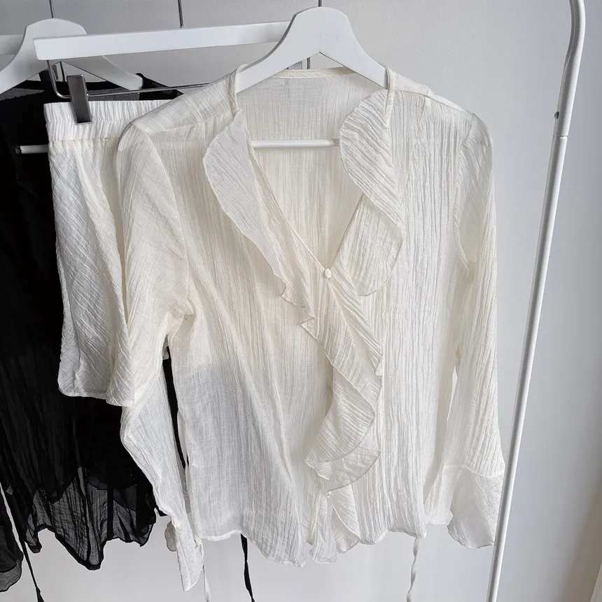 シースルーVネックラッフル長袖ボタンミニバックリボンウエストゴムセットアップ | mirangmirang | 詳細画像29