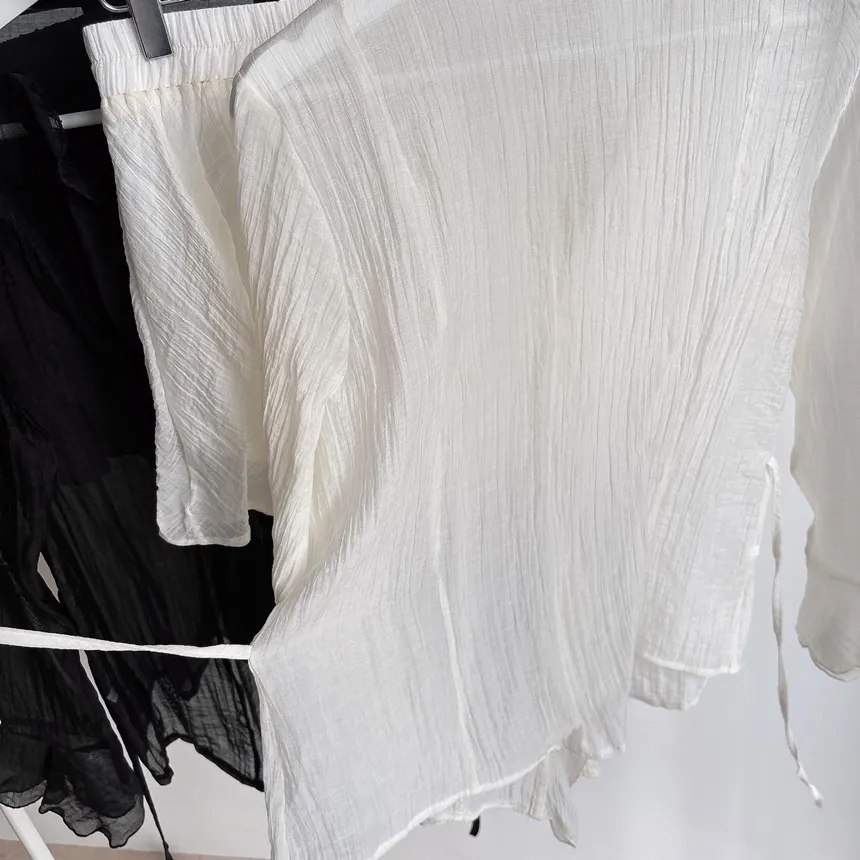 シースルーVネックラッフル長袖ボタンミニバックリボンウエストゴムセットアップ | mirangmirang | 詳細画像31