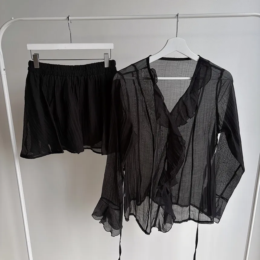 シースルーVネックラッフル長袖ボタンミニバックリボンウエストゴムセットアップ | mirangmirang | 詳細画像34