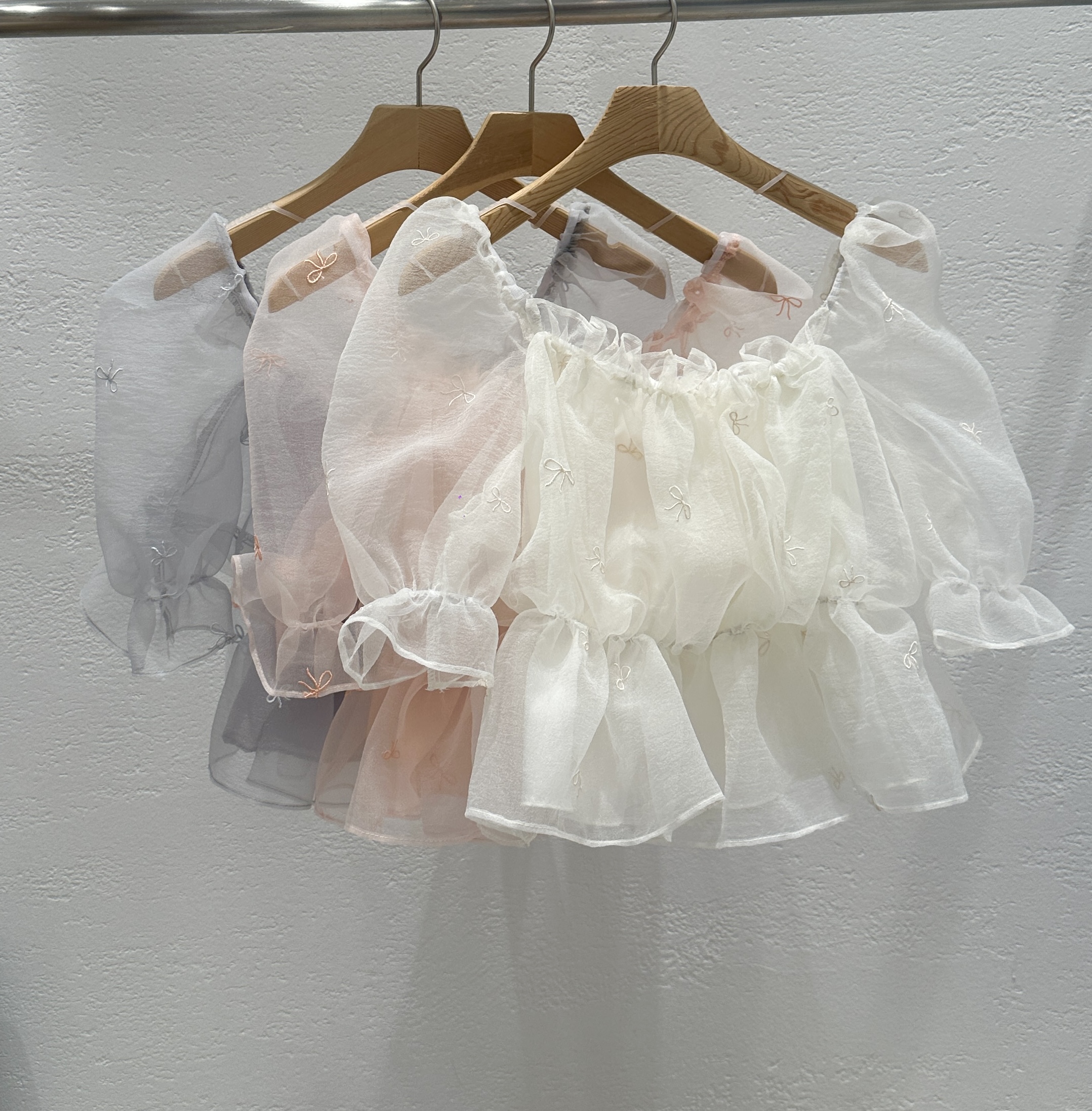 オーガンジーオフショルダーシャーリングパフスリーブ半袖刺繍リボン柄ブラウス2WAY | 詳細画像22