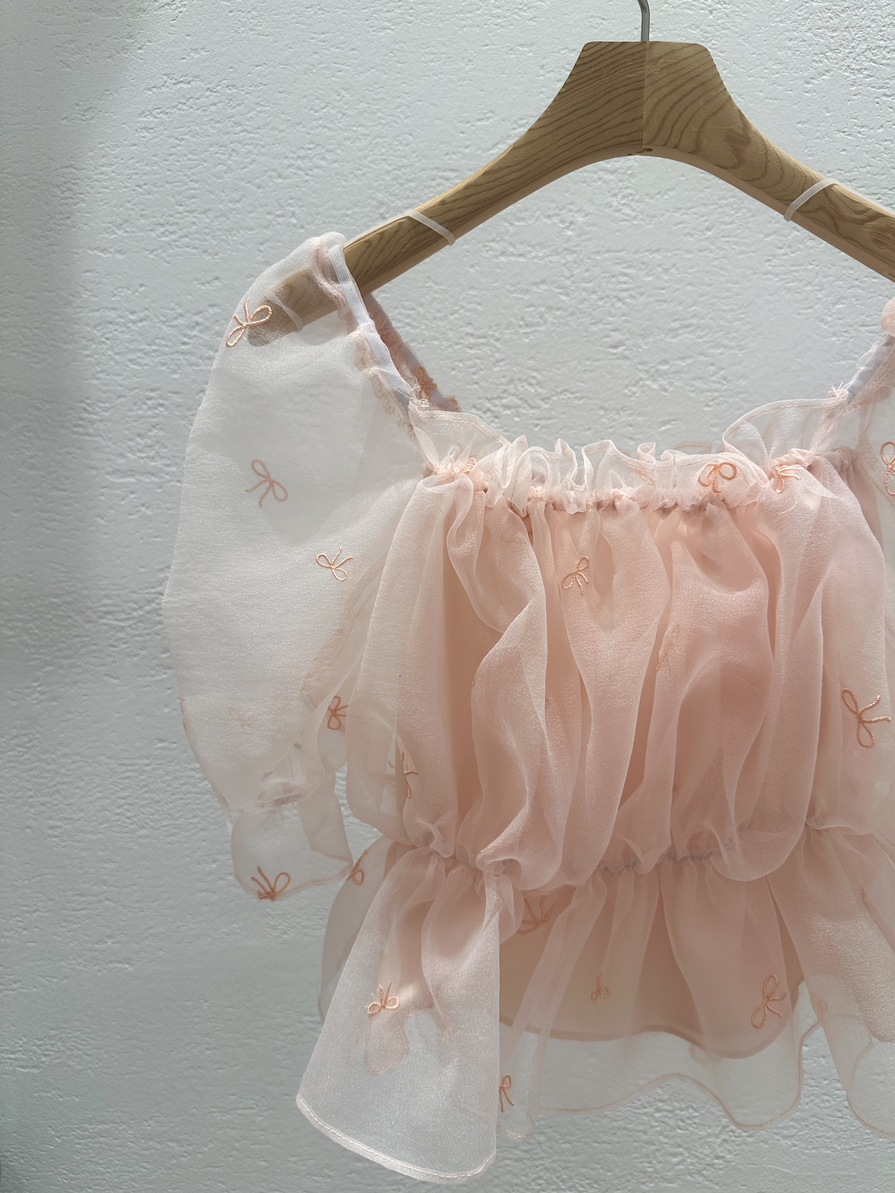 オーガンジーオフショルダーシャーリングパフスリーブ半袖刺繍リボン柄ブラウス2WAY | 詳細画像24