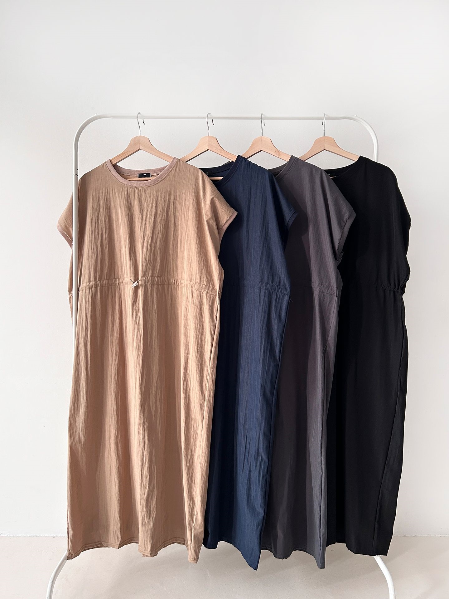 ラウンドネックシャーリングフレンチスリーブドローコードロング半袖フレアAライン無地ワンピース | 詳細画像2