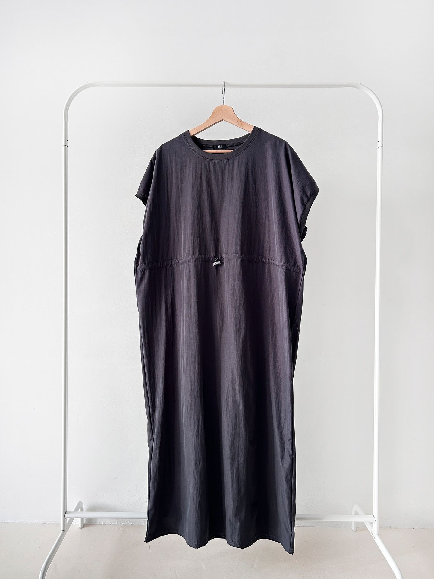 ラウンドネックシャーリングフレンチスリーブドローコードロング半袖フレアAライン無地ワンピース | 詳細画像6