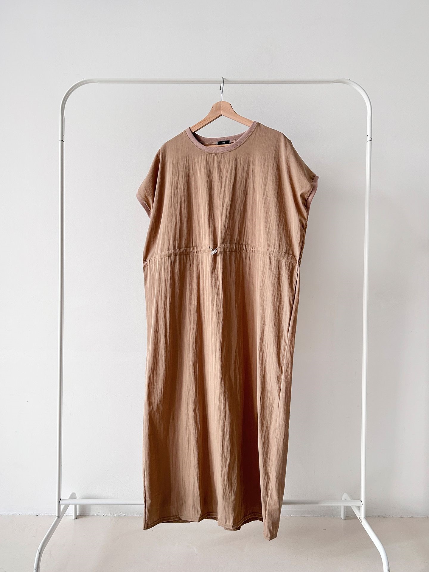 ラウンドネックシャーリングフレンチスリーブドローコードロング半袖フレアAライン無地ワンピース | 詳細画像7