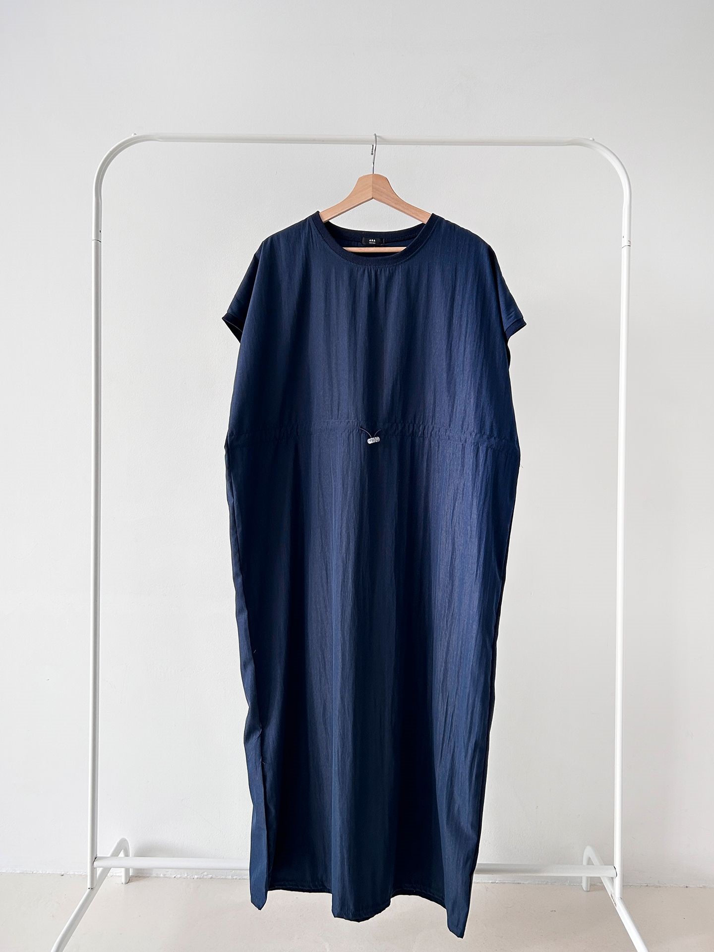 ラウンドネックシャーリングフレンチスリーブドローコードロング半袖フレアAライン無地ワンピース | 詳細画像8