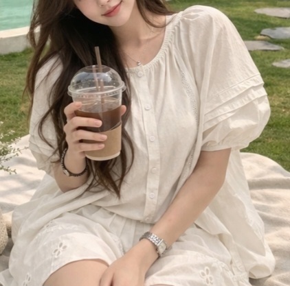 ボタンラウンドネックピンタックパフスリーブルーズ半袖刺繍ブラウス | 詳細画像4