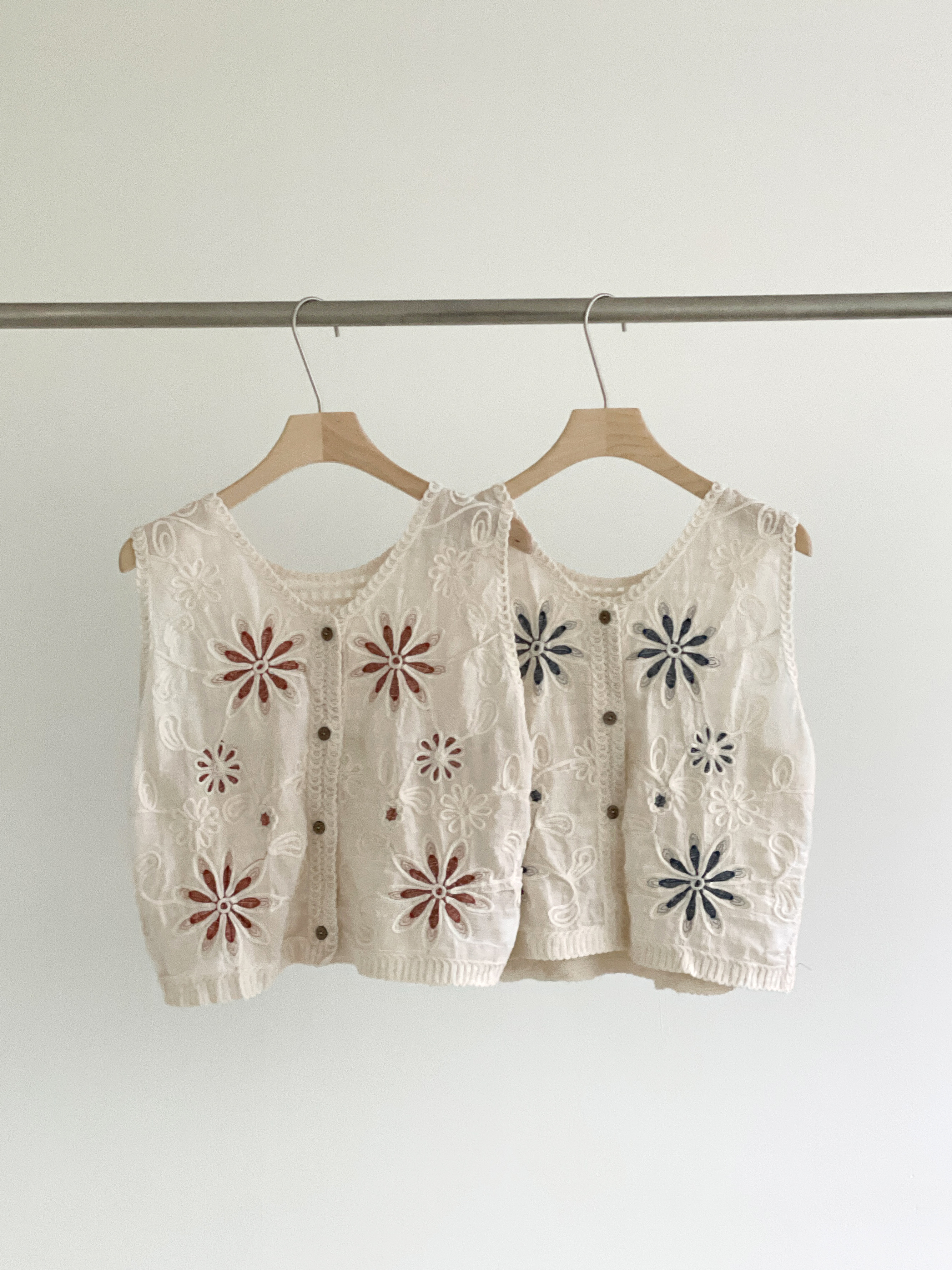 ボタンUネックルーズ刺繍花柄ベスト | 詳細画像18