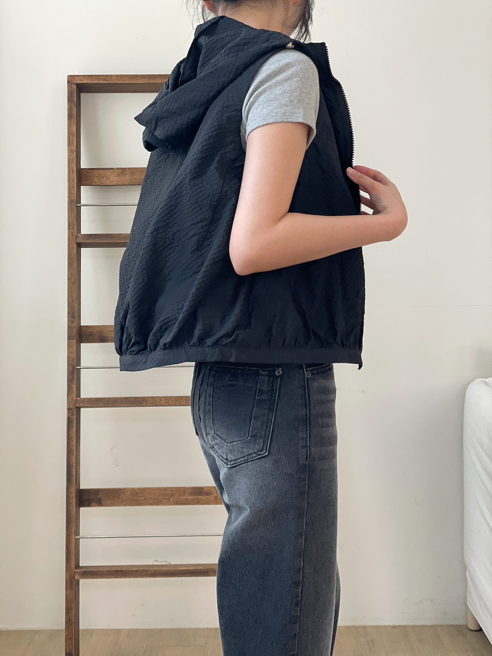 ジップアップフードポケットドローコードルーズエンボスジャンパーベスト | 詳細画像4