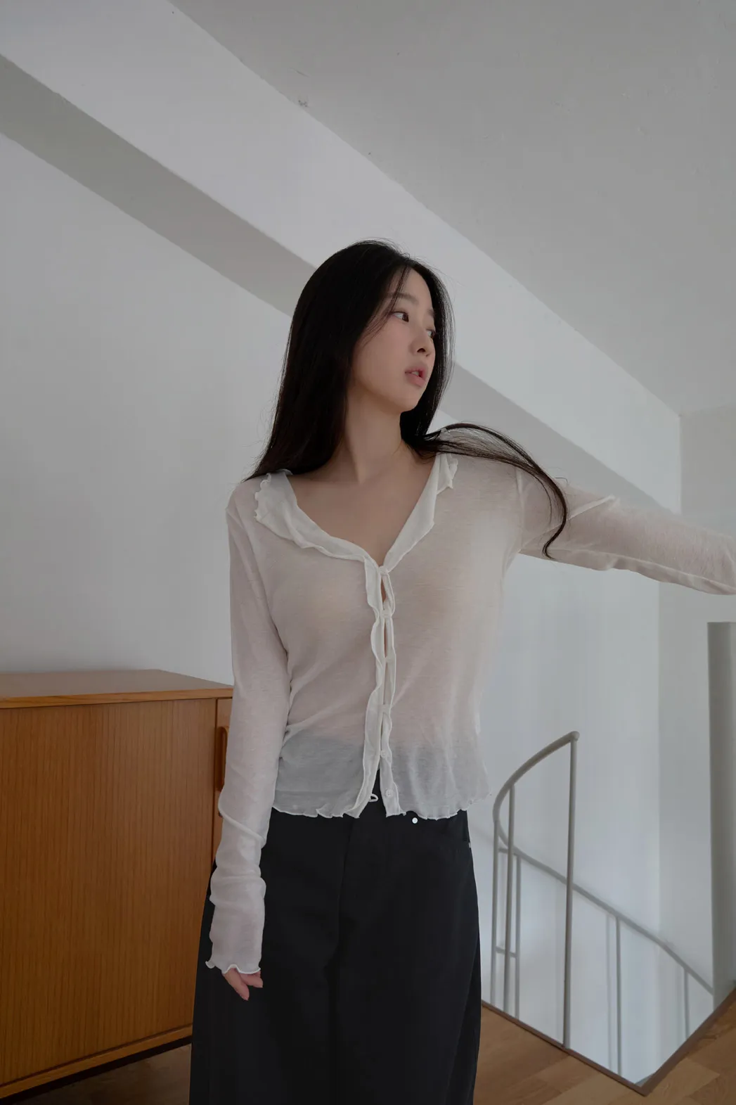 シースルーコットンボタンセミクロップド無地カーディガンSS | 詳細画像1