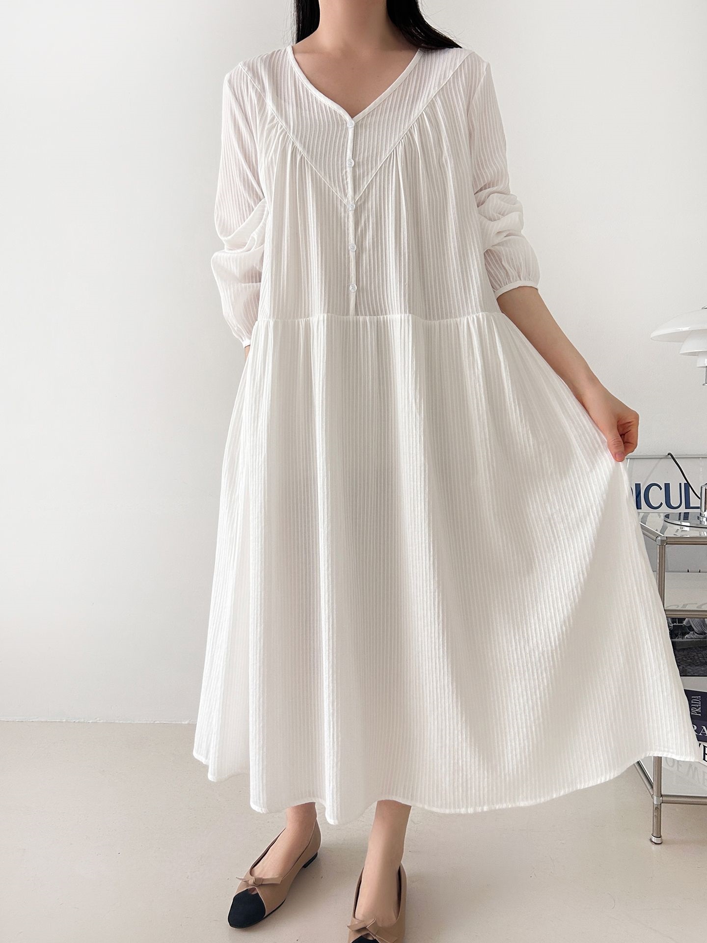 コットンVネックロングルーズ長袖ギャザーワンピース | 詳細画像2