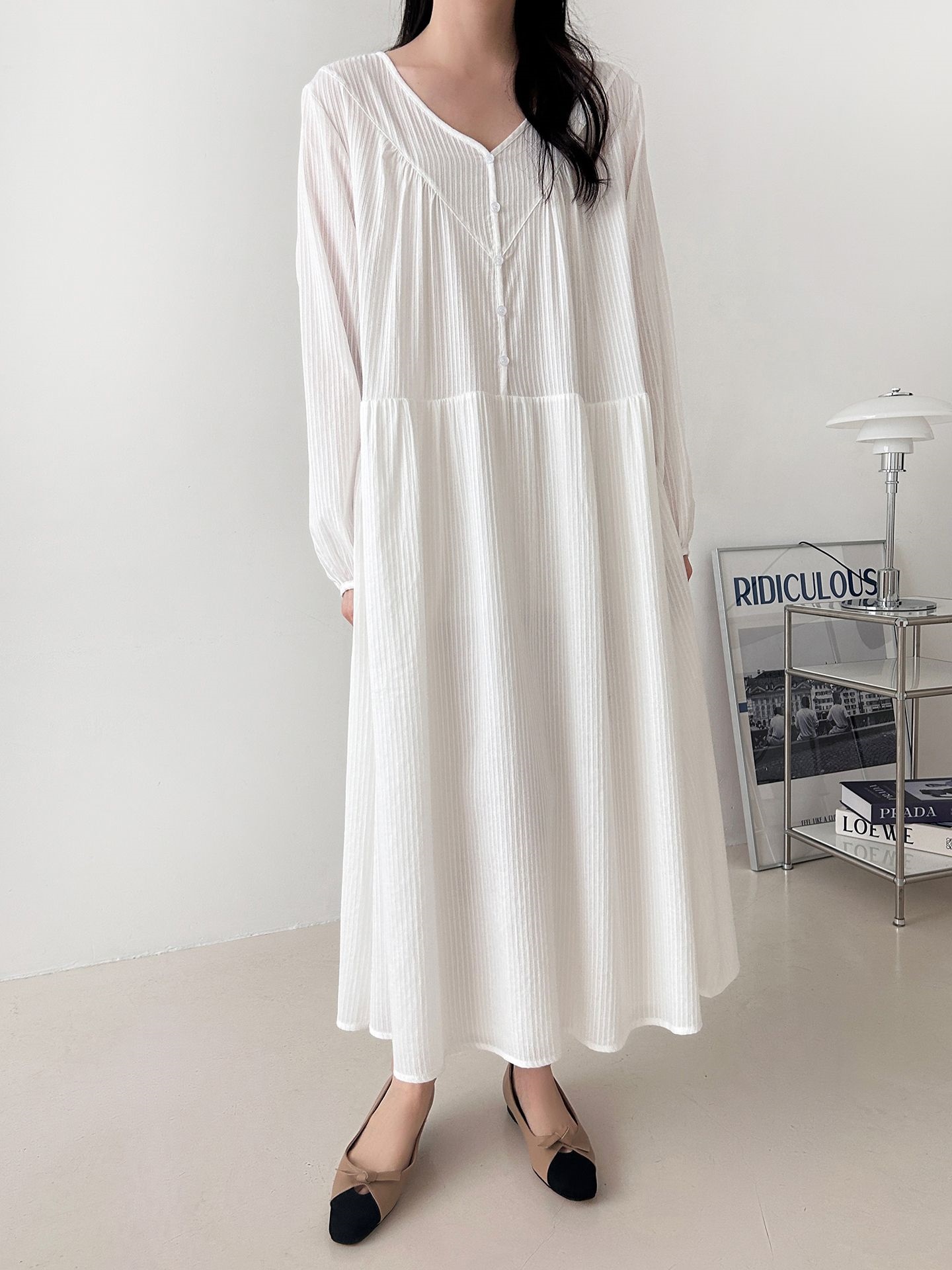 コットンVネックロングルーズ長袖ギャザーワンピース | 詳細画像3