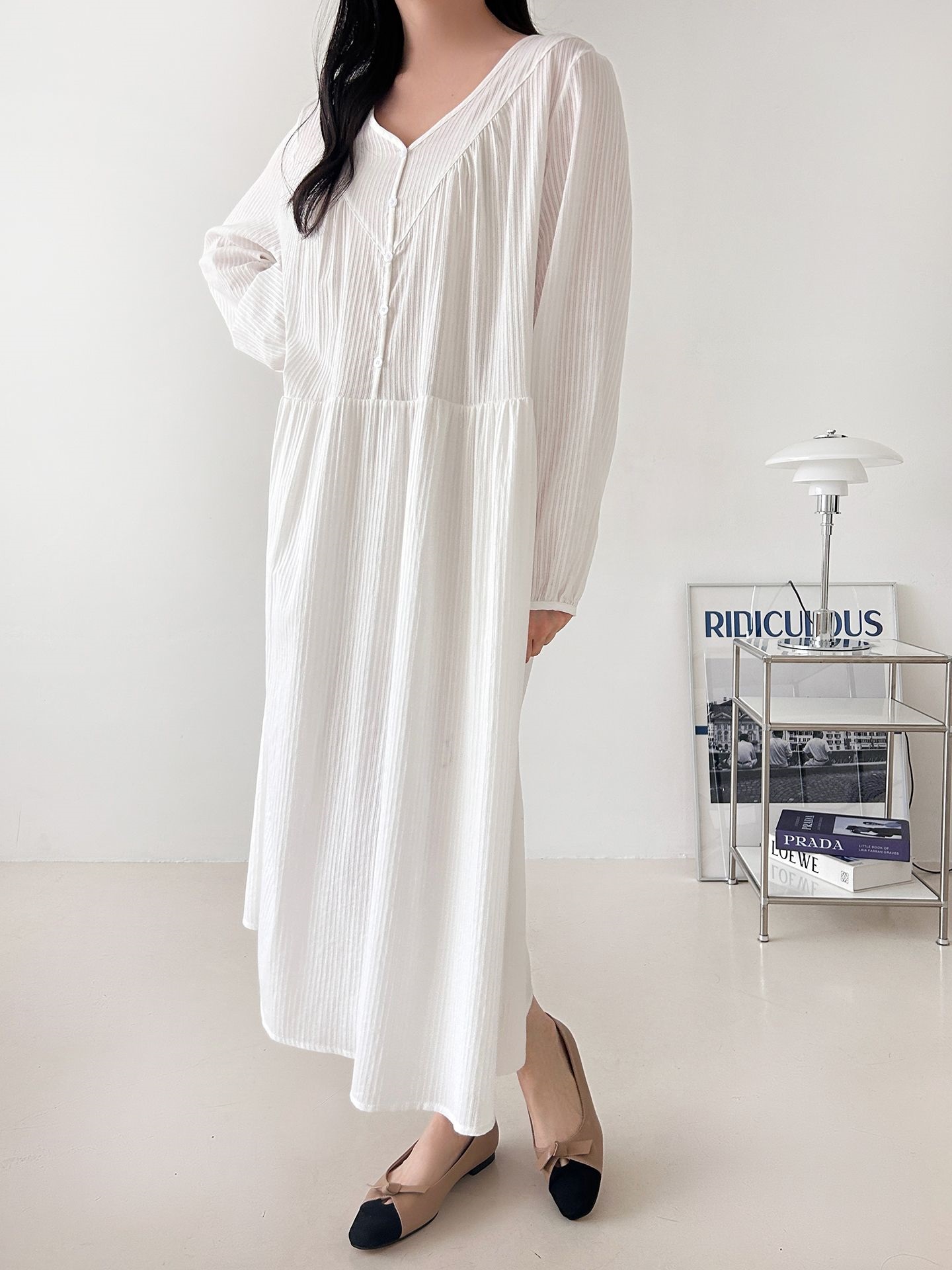 コットンVネックロングルーズ長袖ギャザーワンピース | 詳細画像4