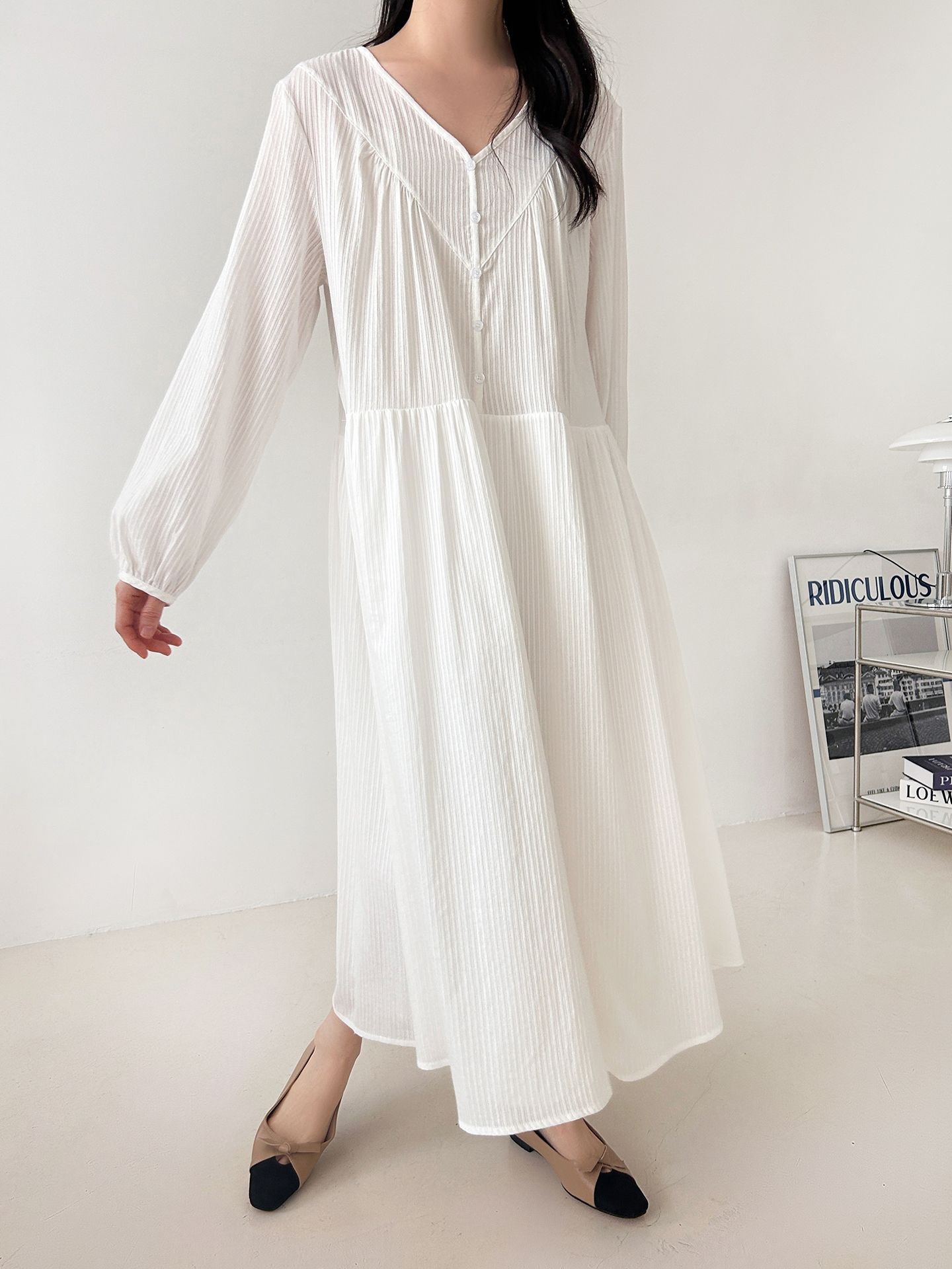 コットンVネックロングルーズ長袖ギャザーワンピース | 詳細画像5