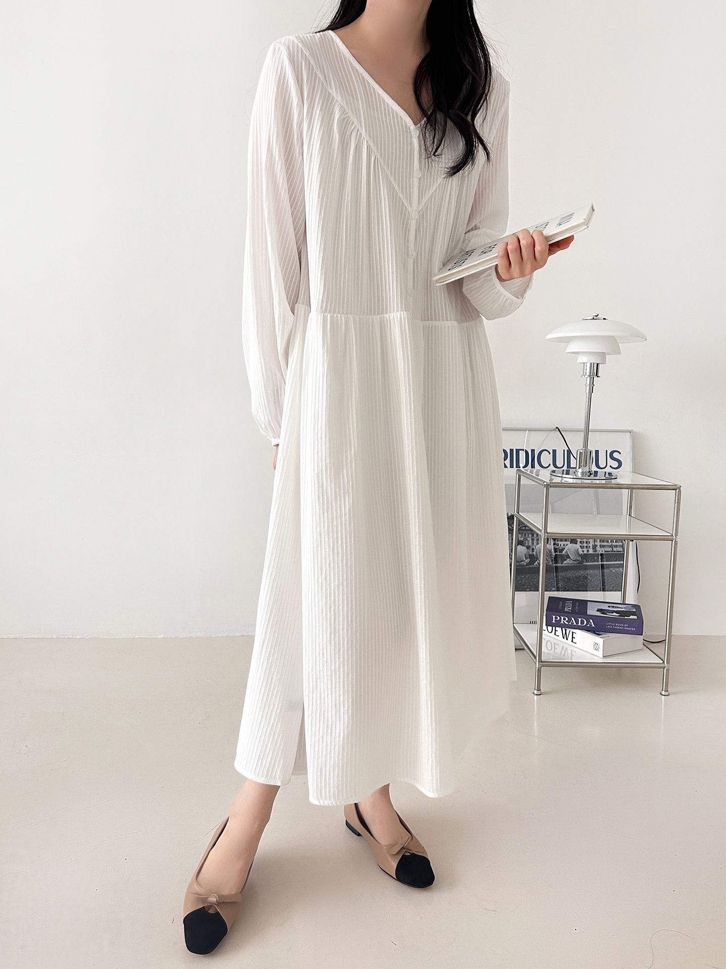 コットンVネックロングルーズ長袖ギャザーワンピース | 詳細画像8