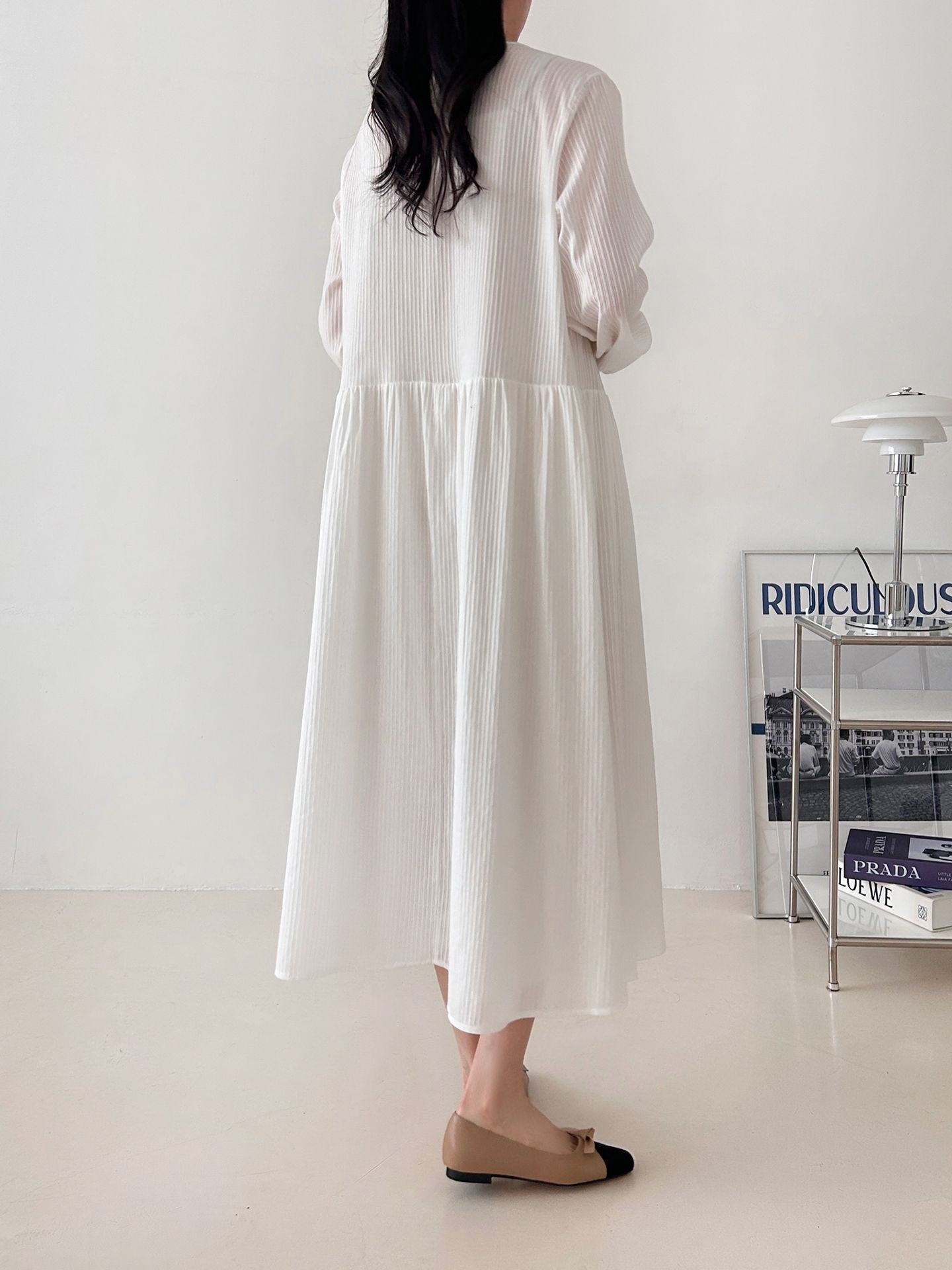 コットンVネックロングルーズ長袖ギャザーワンピース | 詳細画像10