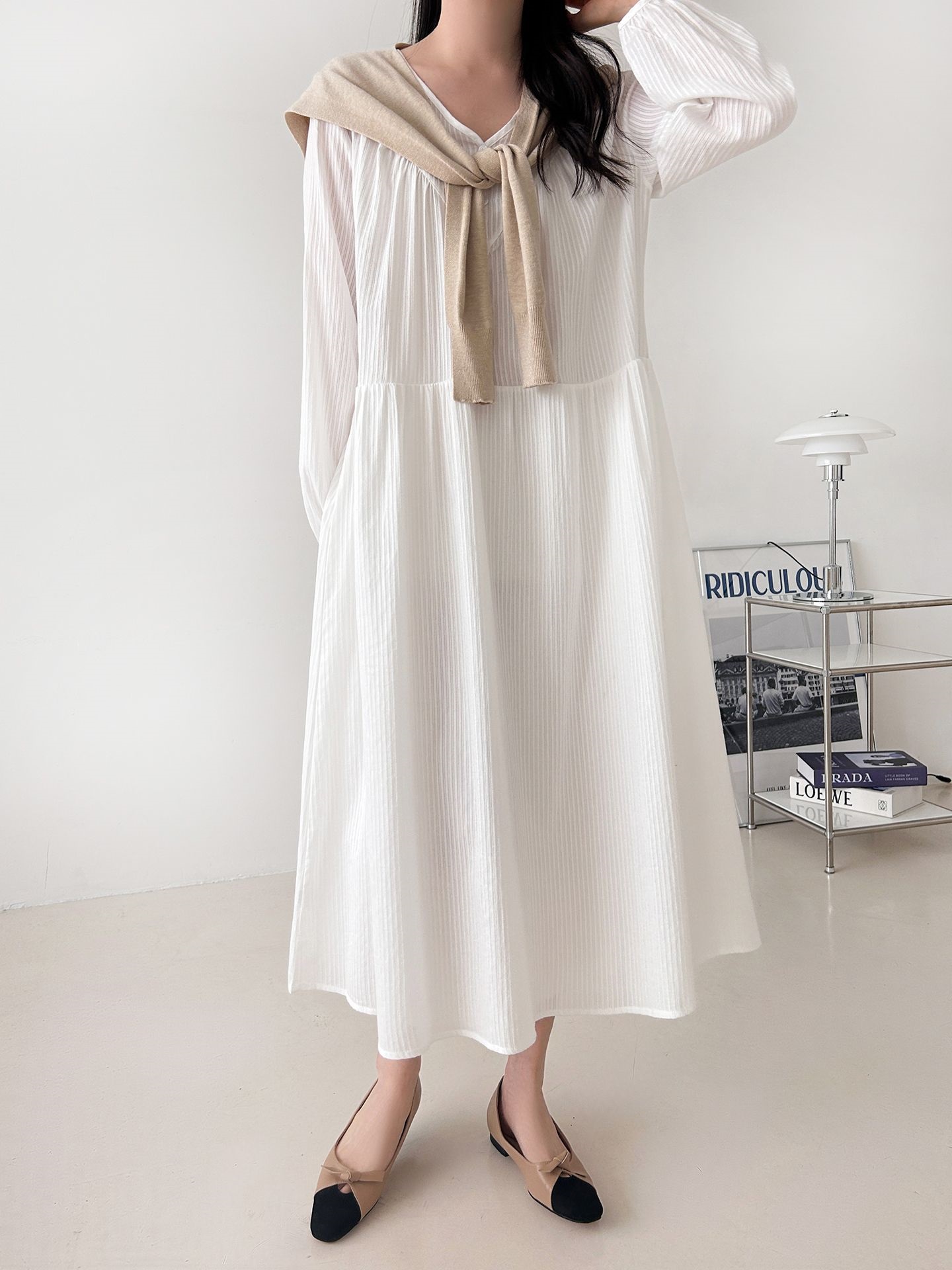 コットンVネックロングルーズ長袖ギャザーワンピース | 詳細画像11