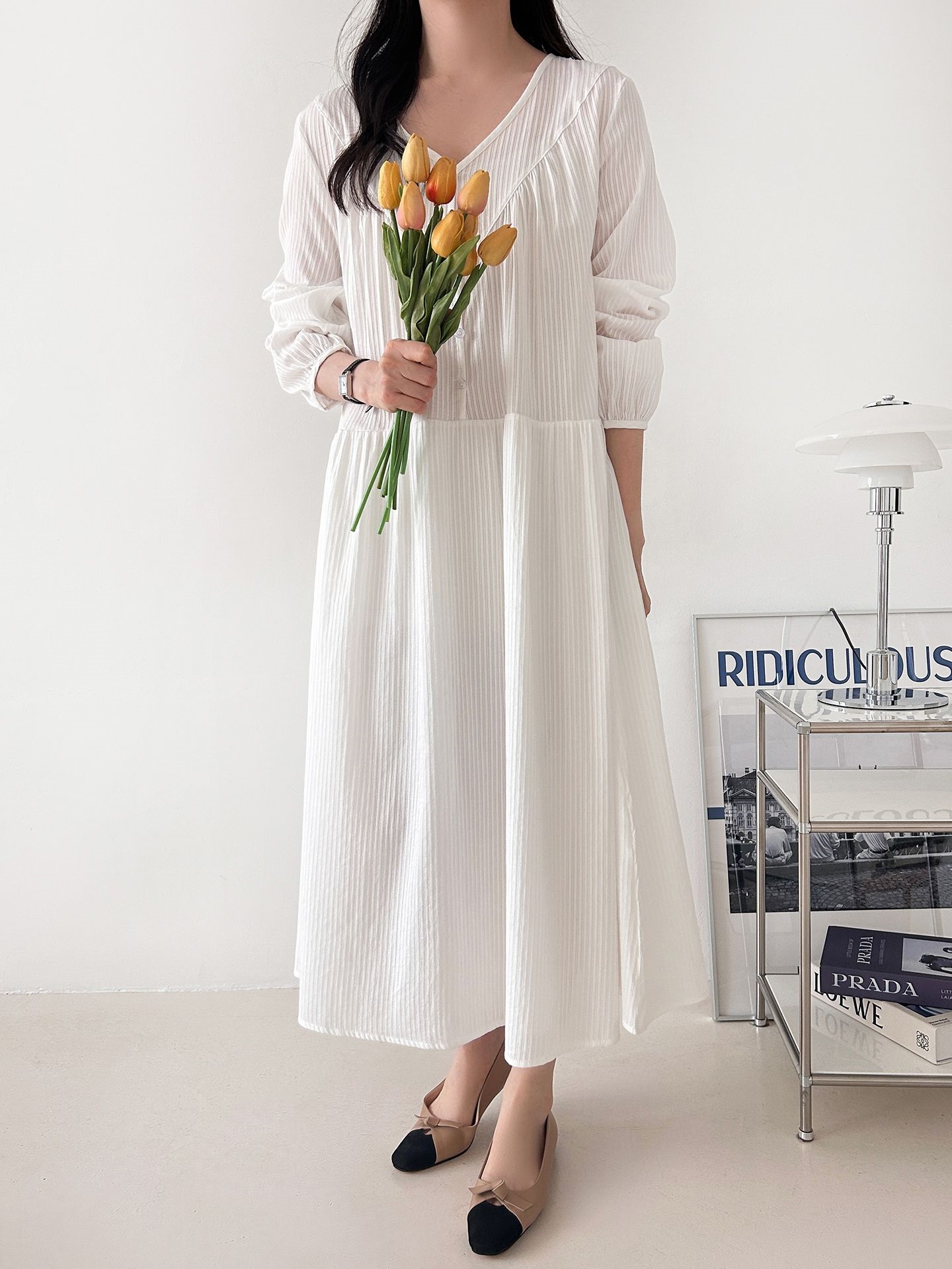 コットンVネックロングルーズ長袖ギャザーワンピース | 詳細画像13