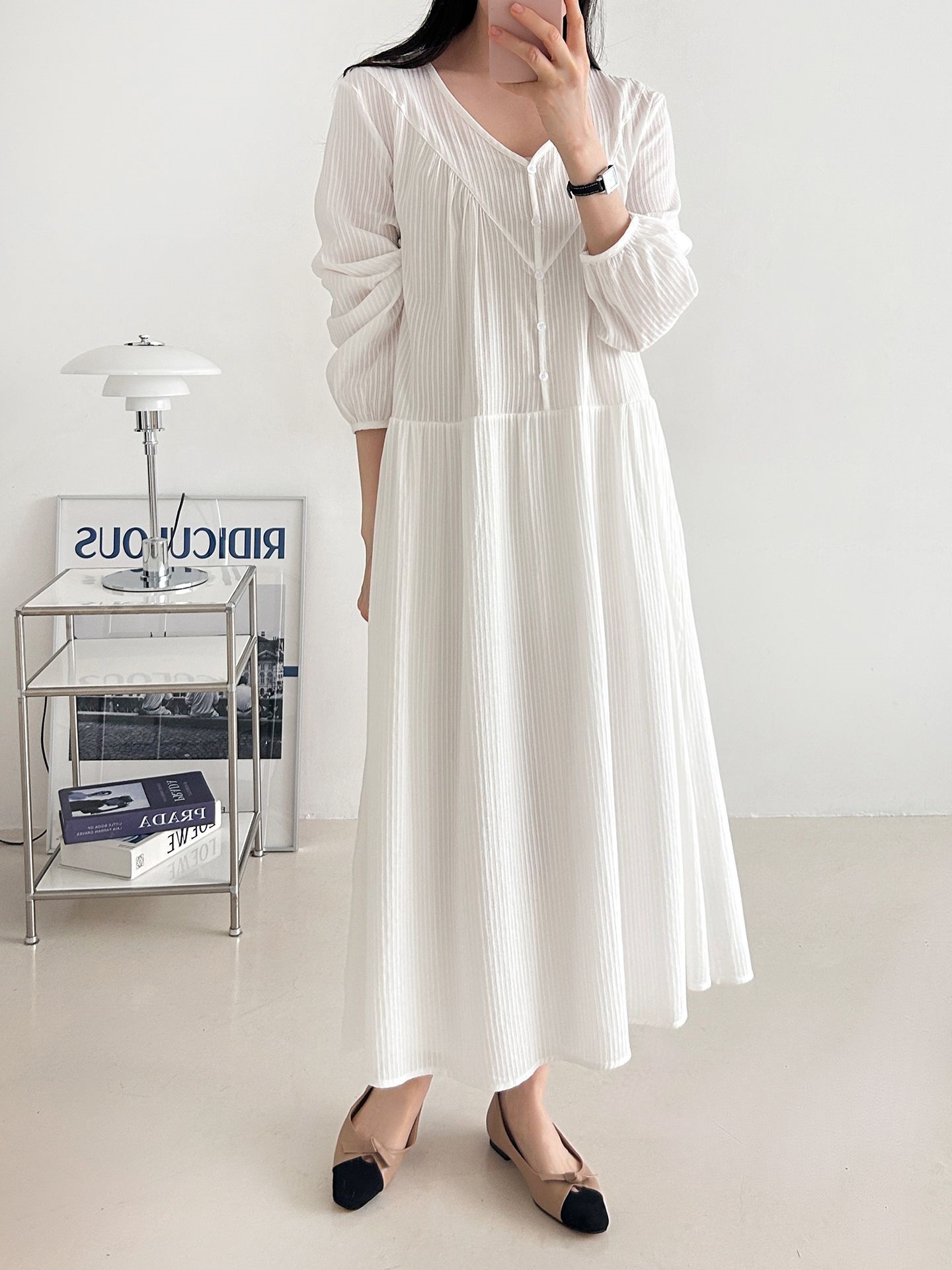 コットンVネックロングルーズ長袖ギャザーワンピース | 詳細画像14