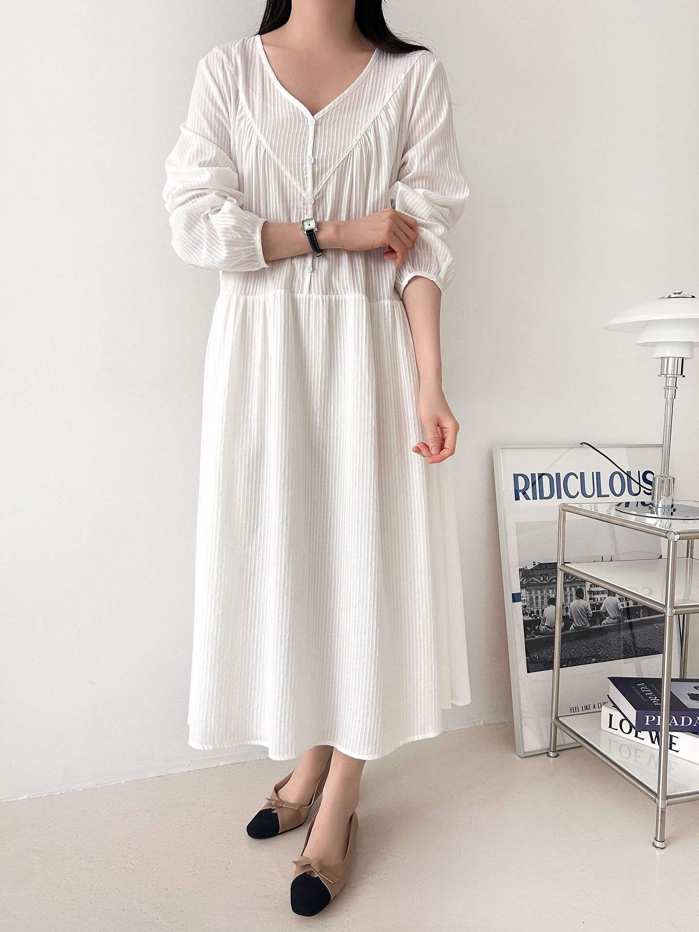 コットンVネックロングルーズ長袖ギャザーワンピース | 詳細画像15