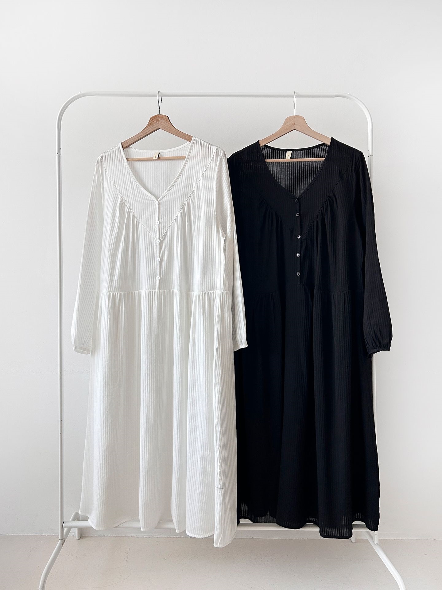 コットンVネックロングルーズ長袖ギャザーワンピース | 詳細画像16