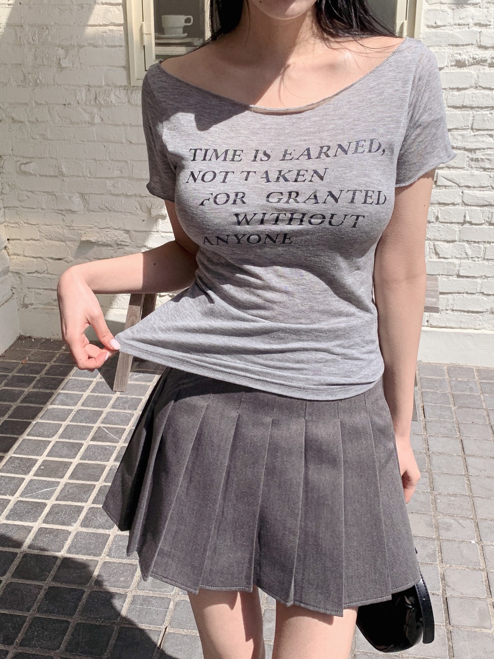 ボートネックスリムアンバランス半袖ワイドネックレタリングTシャツ | 詳細画像2