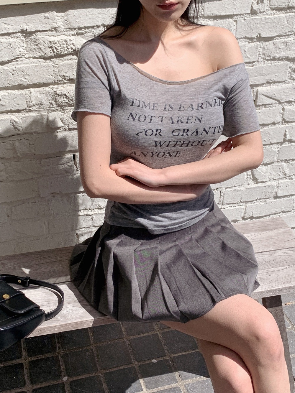 ボートネックスリムアンバランス半袖ワイドネックレタリングTシャツ | 詳細画像3