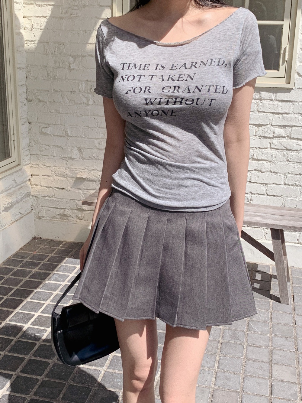 ボートネックスリムアンバランス半袖ワイドネックレタリングTシャツ | 詳細画像4