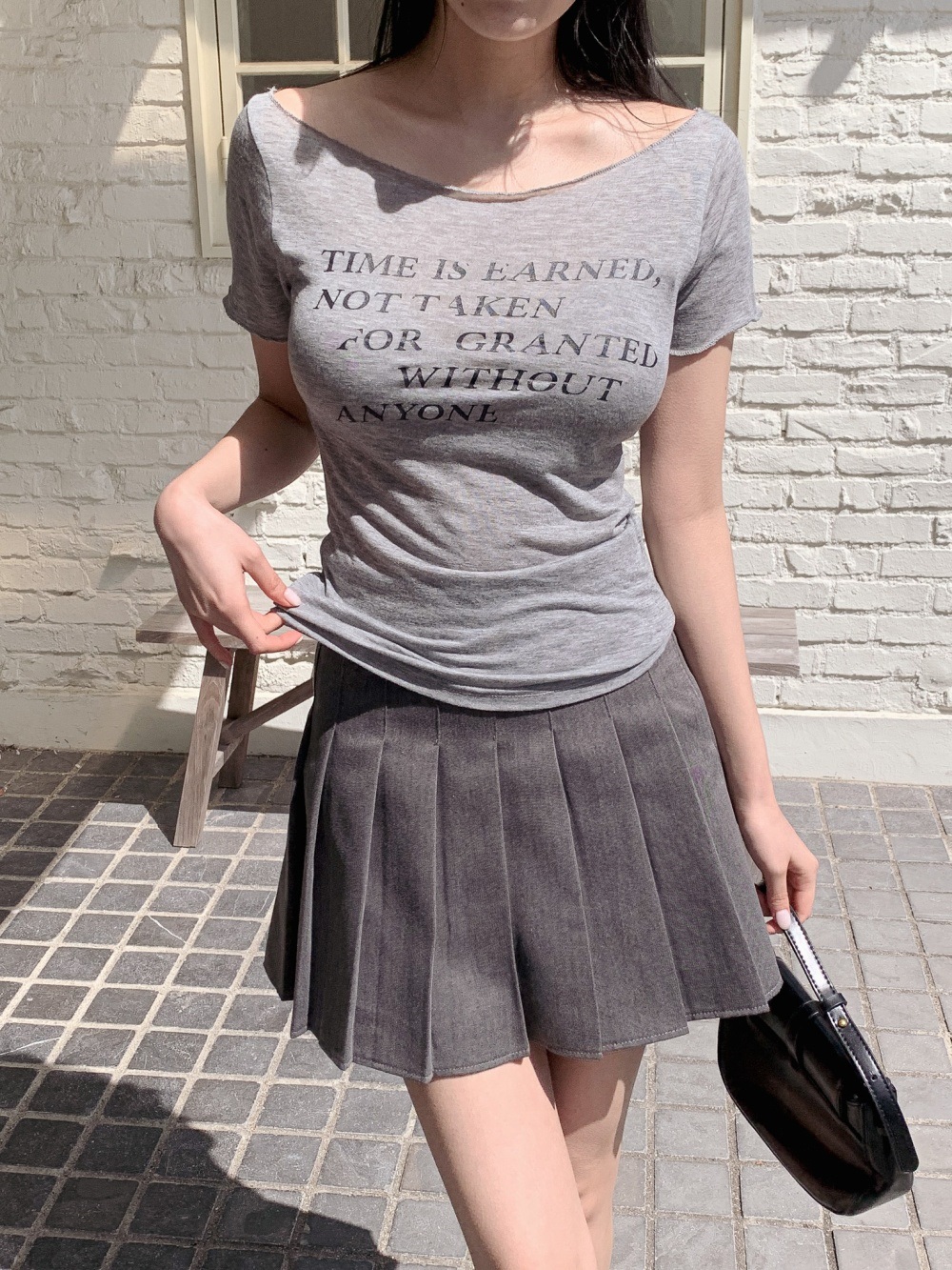 ボートネックスリムアンバランス半袖ワイドネックレタリングTシャツ | 詳細画像5